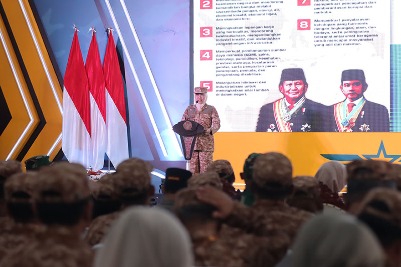 Gubernur Jawa Timur, Khofifah Indar Parawansa, membuka secara resmi kegiatan Jatim Retreat 2025 yang digelar di Pusat Pendidikan (Pusdik) Arhanud TNI AD Kota Batu pada 26–27 April 2025.