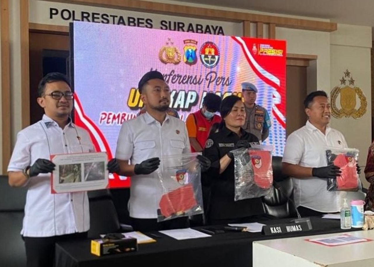 Polrestabes Surabaya merilis kasus pembunuhan anak terhadap bapaknya
