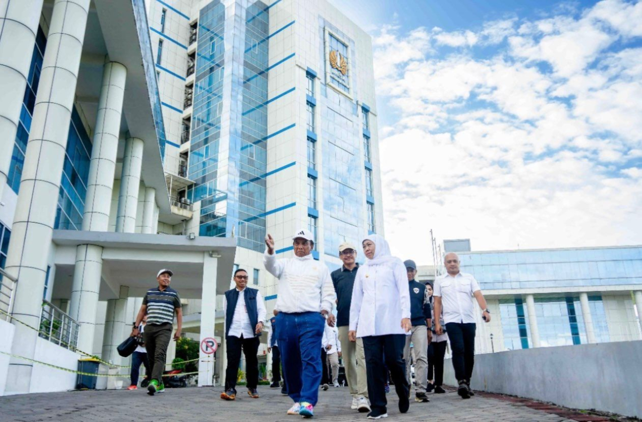 Rektor Unesa menunjukkan berbagai fasilitas yang Disiapkan Untuk Sekolah Rakyat kepada Gubernur Jatim Khofifah. (Foto : Humas Unesa)