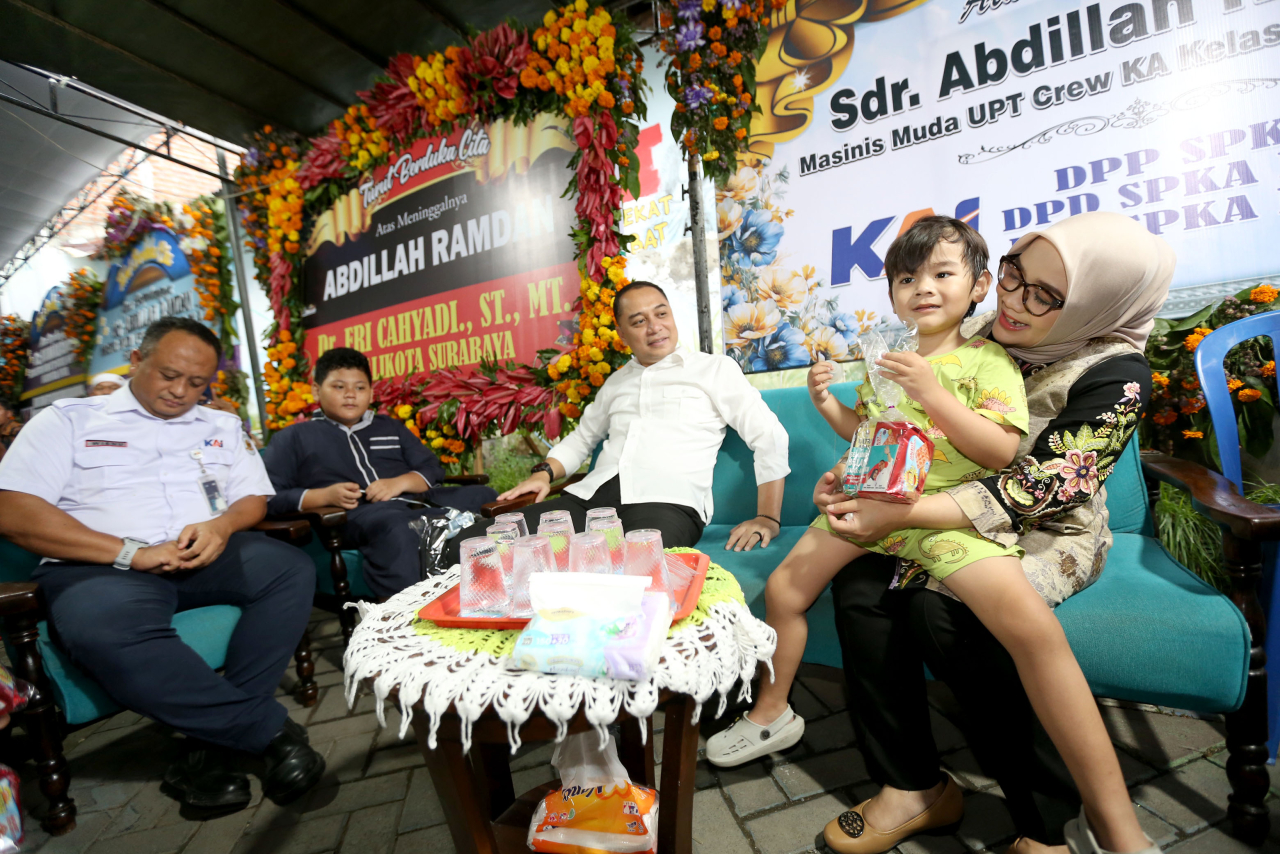 Wali Kota Surabaya Eri Cahyadi bersama istrinya Rini Indriyani takziah ke kediaman korban kecelakaan kereta api dengan truk bermuatan kayu, Abdilah Ramdan
