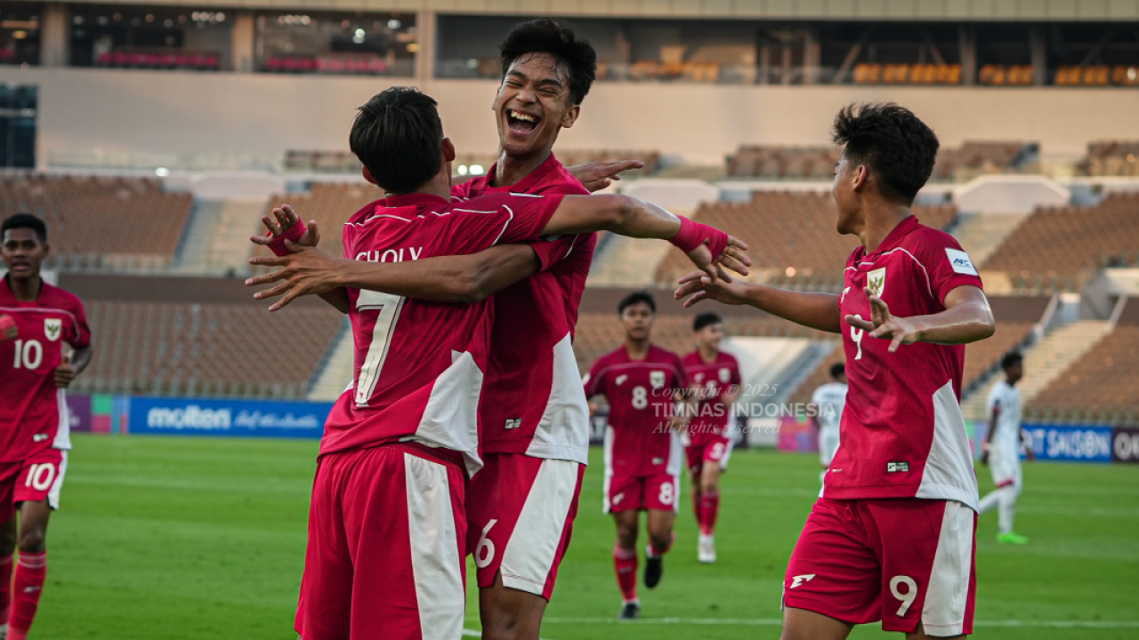 Skuad Timnas Indonesia U-17 merayakan kemenangan 4-1 atas Yaman U-17, di Stadion Prince Abdullah Al Faisal, Senin (7/4/2025) malam (Foto: HO PSSI)