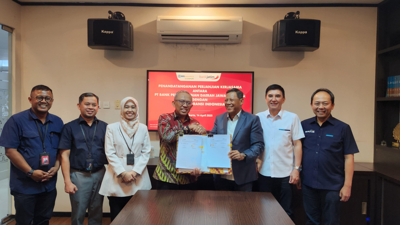 Direktur Manajemen Risiko Bank Jatim Eko Susetyono dan Direktur Operasional BRINS Sony Harsono W.S melakukan pendatanganan kerjasama. (Foto dok. Humas Bank Jatim)