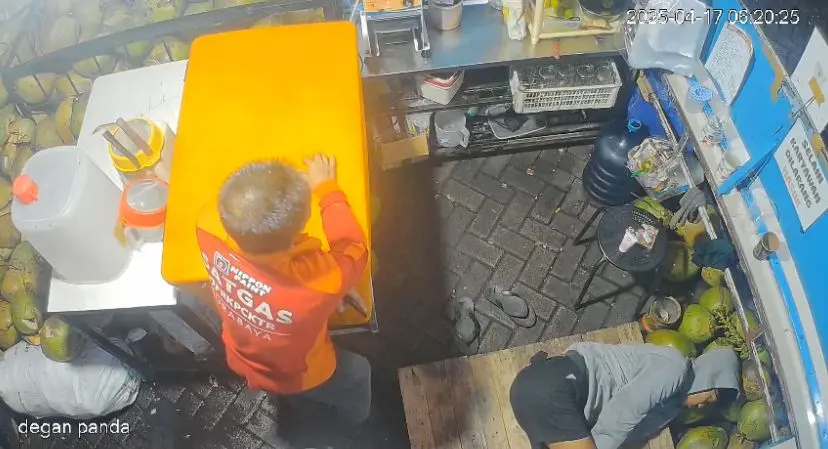 Baca juga : Viral Video Pria Berseragam Satgas Diduga Mencuri, Pemkot Surabaya Buka Suara
