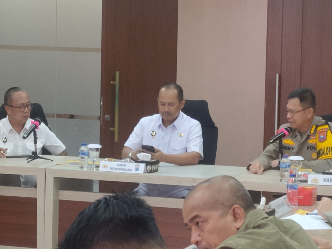 Rapat kordinasi Deputi Bidang Koordinasi Komunikasi, Informasi, dan Aparatur Kemenko Polhukam dengan pejabat Polda Jatim.