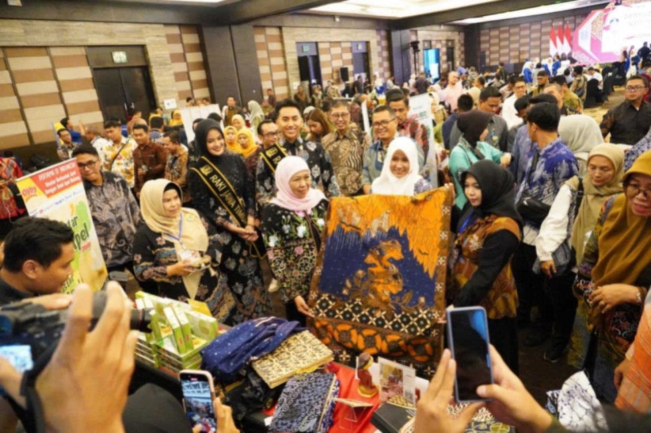 Dirut Bank Jatim, Busrul Iman mendampingi Gubernur Jatim, Khofifah Indar Parawansa di misi dagang di Kalimantan Timur. (Foto :Humas Bank Jatim)