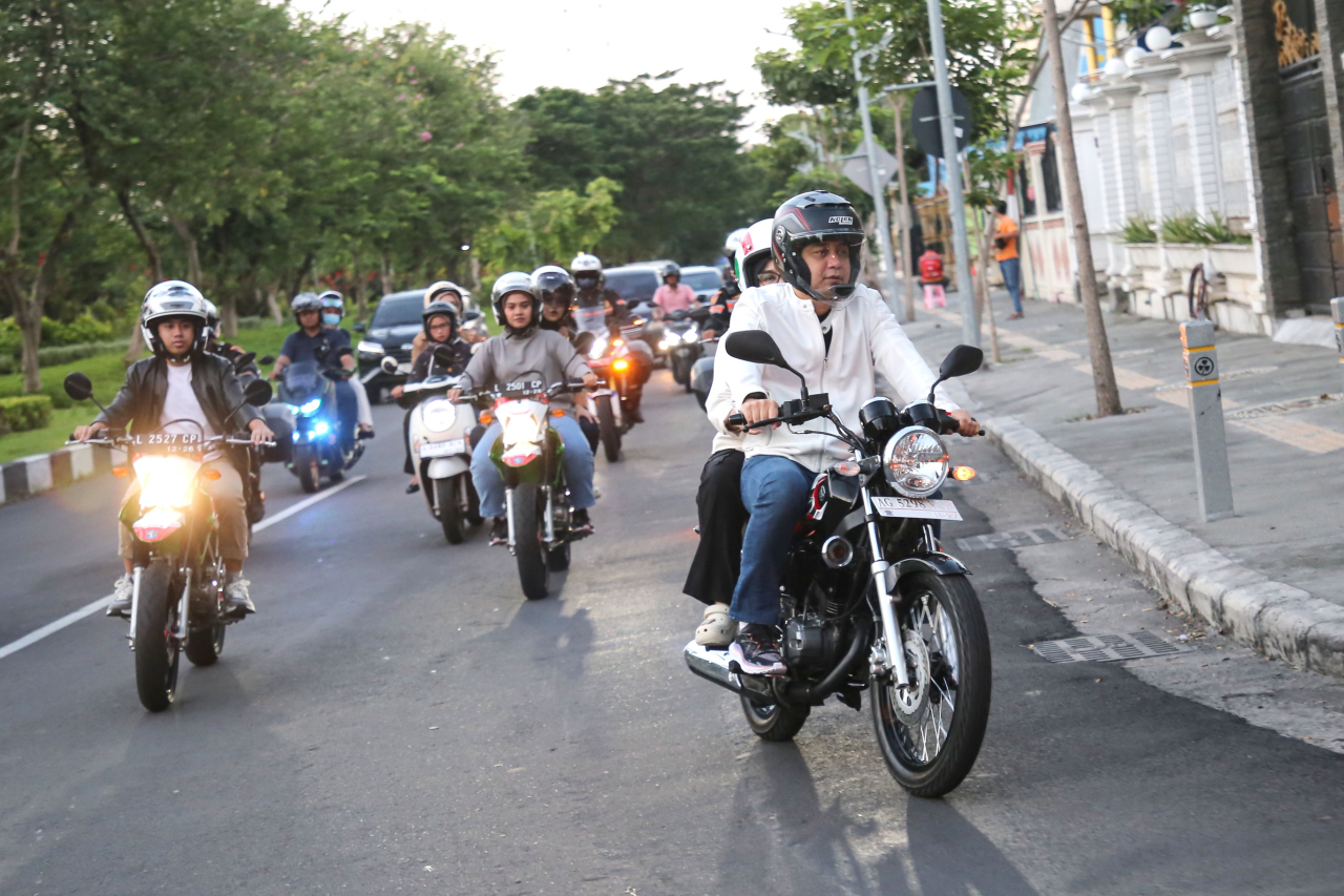 Wali Kota Surabaya Eri Cahyadi naik sepeda motor 2 tak klasik