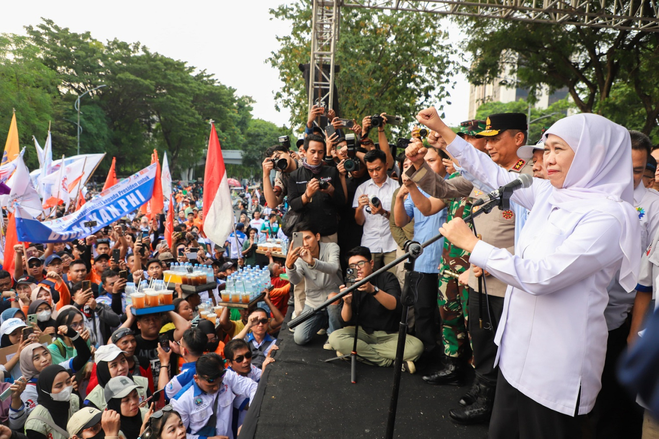 Gubernur Khofifah Indar Parawansa menemui ribuan massa buruh. (Foto: Istimewa)