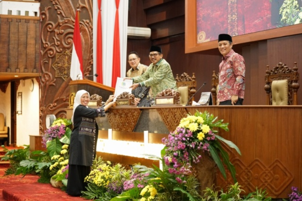 Juru Bicara Banggar DPRD Jatim, Ro'aitu Nafif Laha menyerahkan ke ketua DPRD Jatim, Musyafak Rouf yang disaksikan oleh Sekdaprov Jatim, Adhy Karyono. (Foto: dok.Sekwan DPRD Jatim)
