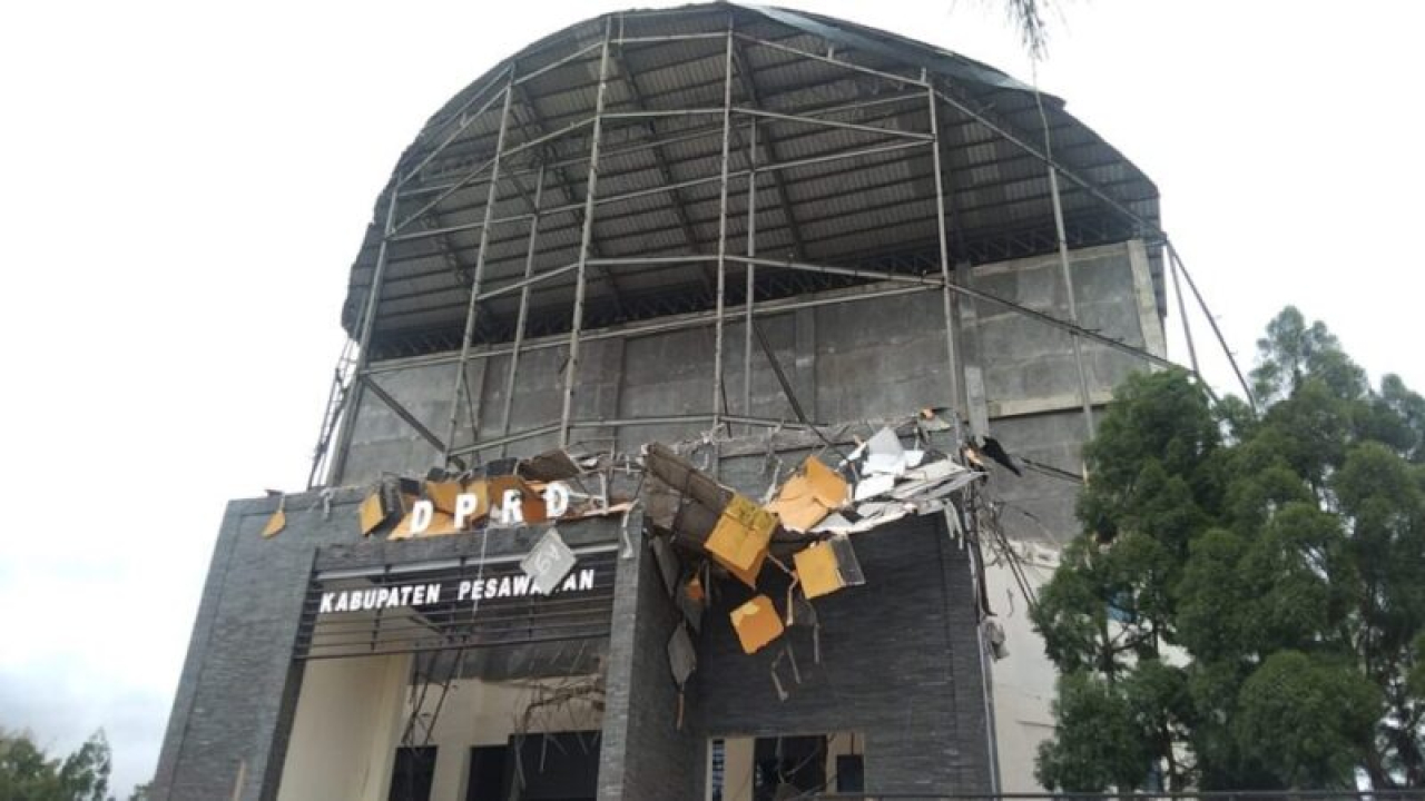 Atap gedung DPRD Pesawaran ambruk