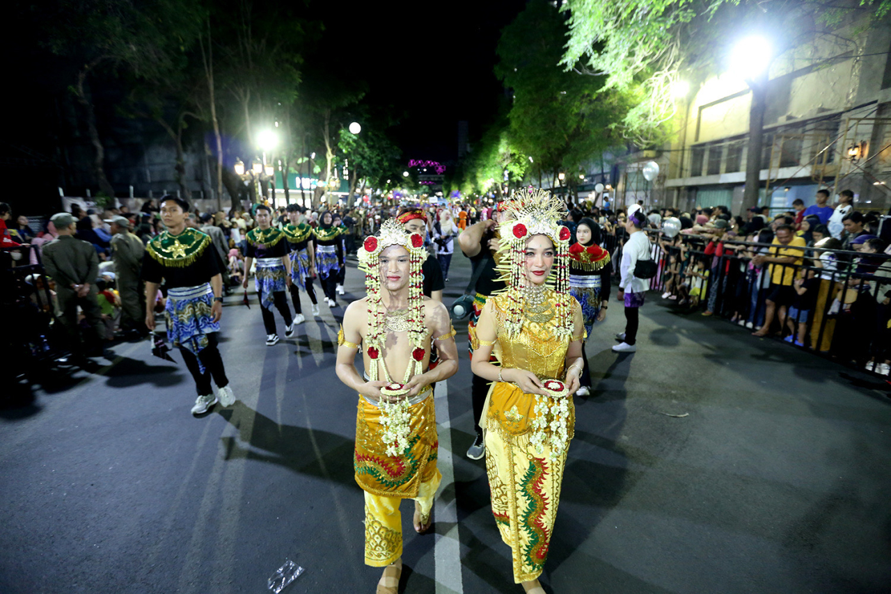 Karnaval vertema ‘Light Culture Parade’ menutup Munas Apeksi 2025 di Surabaya