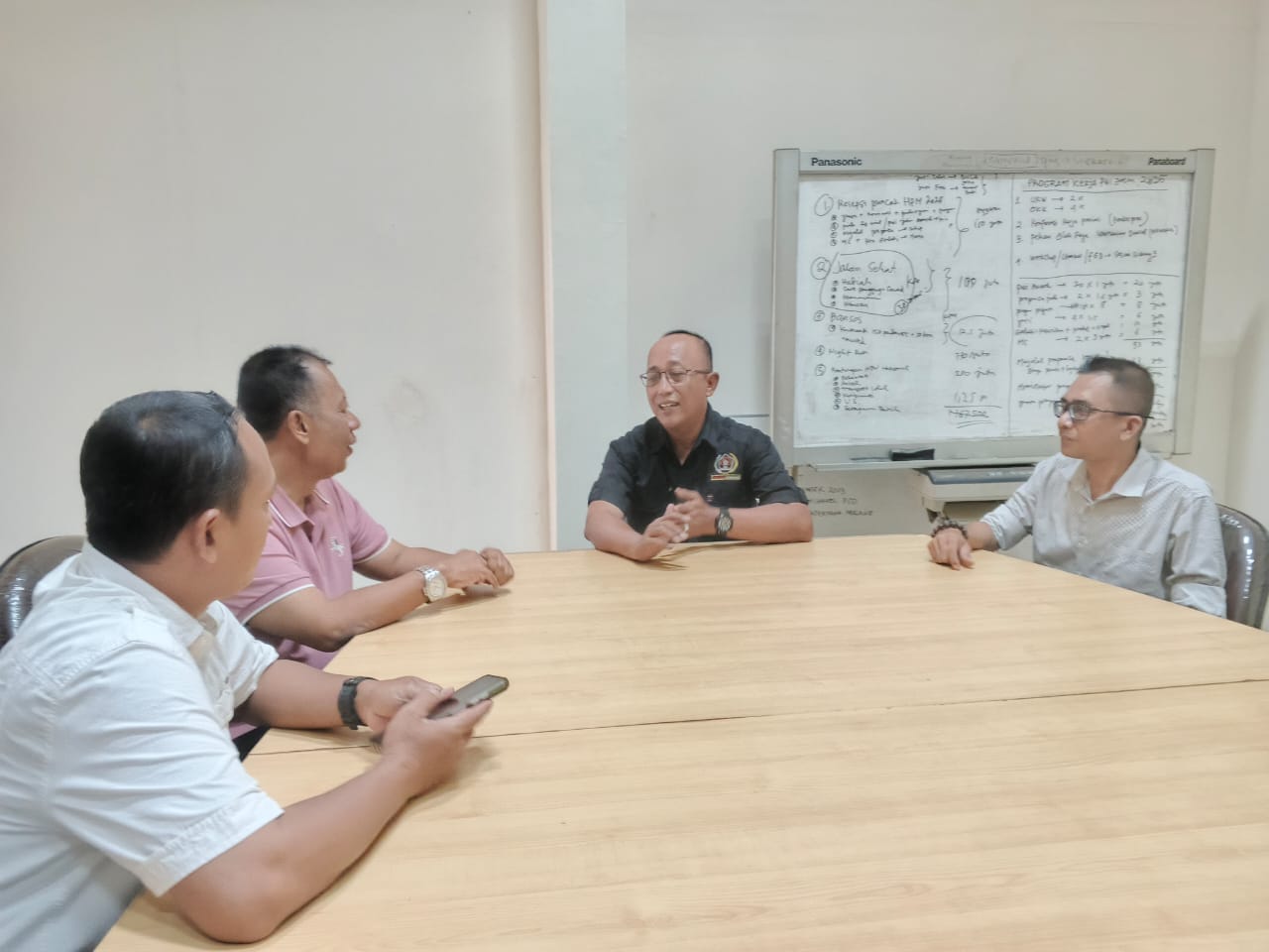 Kepala Dinas Ketahanan Pangan dan Pertanian (DKPP) Kabupaten Sumenep, Chainur Rasyid, ditemui Ketua SMSI Jatim Sokip dan Ketua SMSI Kota Surabaya Iskandar Pribowo