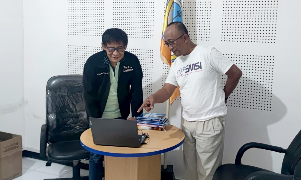 Dekan Fikom Unitomo DR. Harliantara, MSi, bersama pengurus SMSI Jatim.