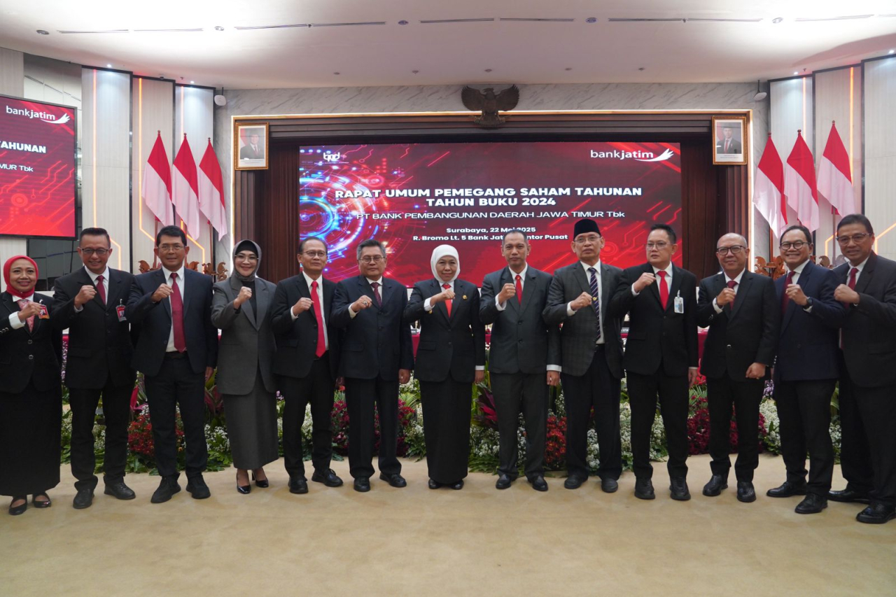 Gubernur Jatim Khofifah Indar Parawansa bersama jajaran manajemen Bank Jatim