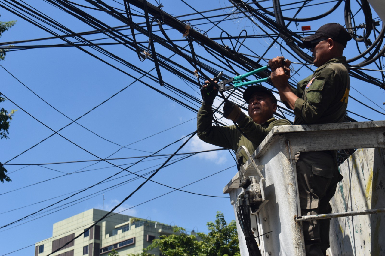 Satpol PP Surabaya menertibkan kabel utilitas ilegal di lima lokasi