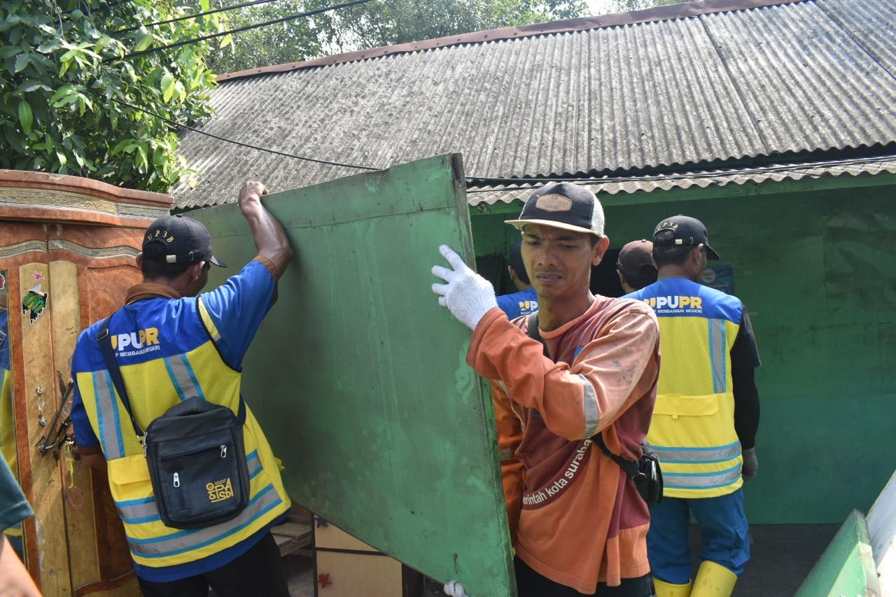 Pemkot Surabaya dan BBWS Bengawan Solo menuntaskan pembongkaran sisa bangunan liar (bangli) di sempadan Sungai Lamong, Kelurahan Romokalisari, Kecamatan Benowo