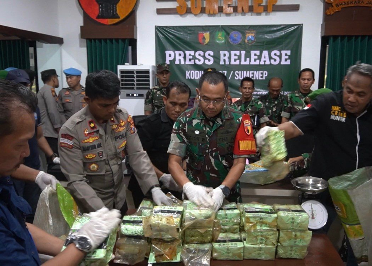 Barang bukti sabu sebanyak 35 kg ditemukan mengapung di perairan Kep. Masalembu diamankan ke Makodim 0827/Sumenep