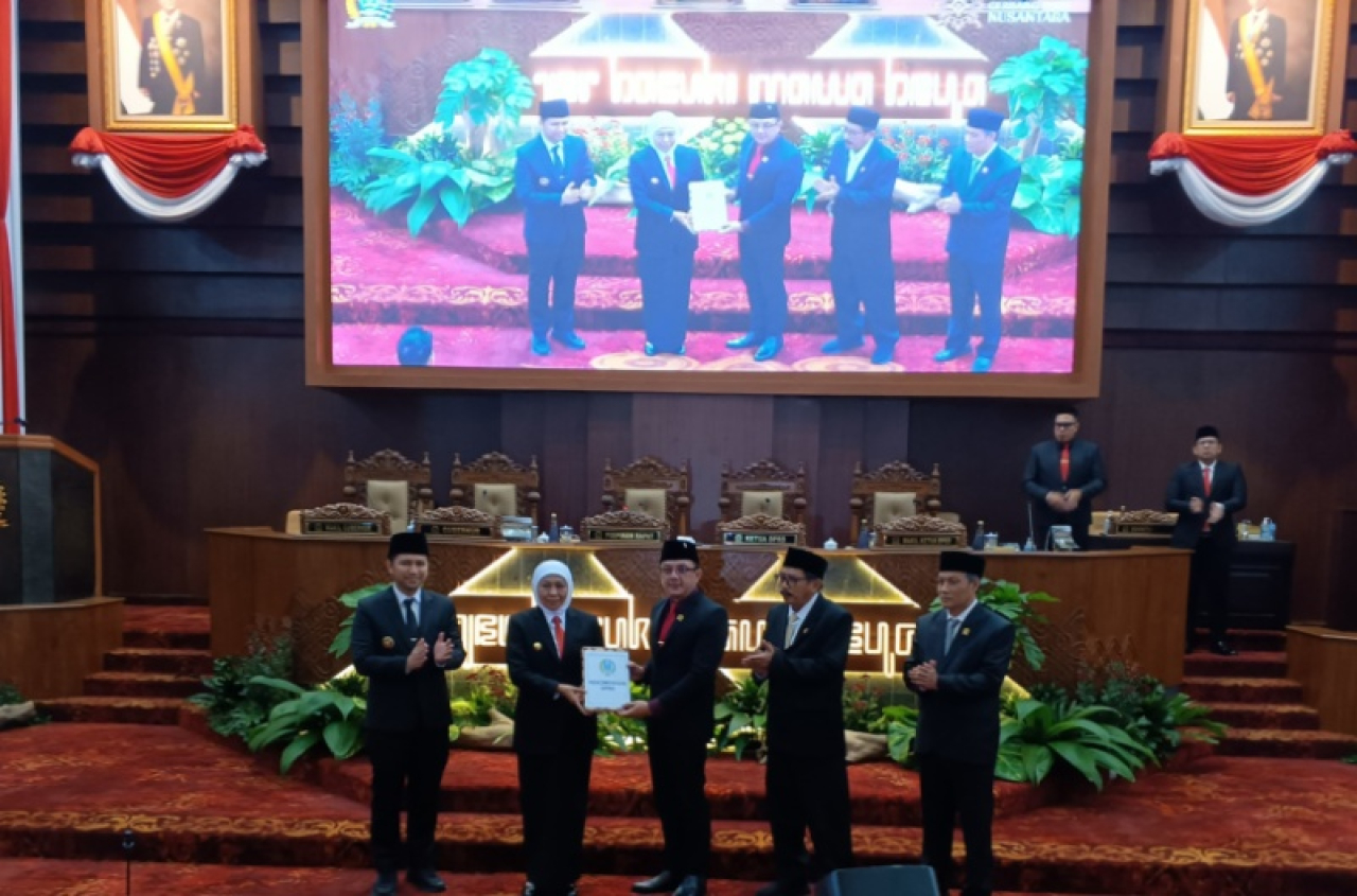 Wakil Ketua DPRD Jatim, Deni Wicaksono menyerahkan jawaban akhir fraksi terkair LKPj Gubernur Jatim 2024 ke Gubernur Khofifah Indar Parawansa. (Foto: Kominfo Jawa Timur)