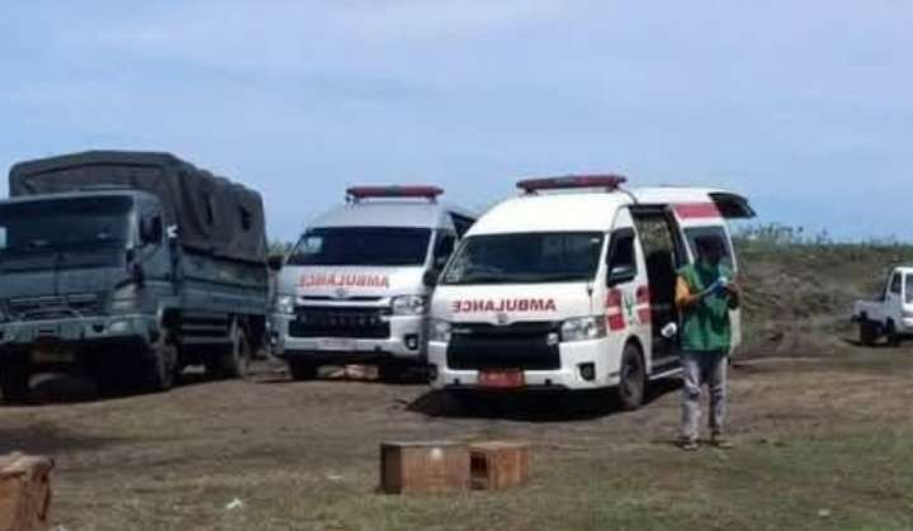 Sejumlah ambulans mengevakuasi korban tewas di Cibalong terkait insiden peledakan amunisi tak layak pakai. (Foto: Screenshot IG @vietzamel).