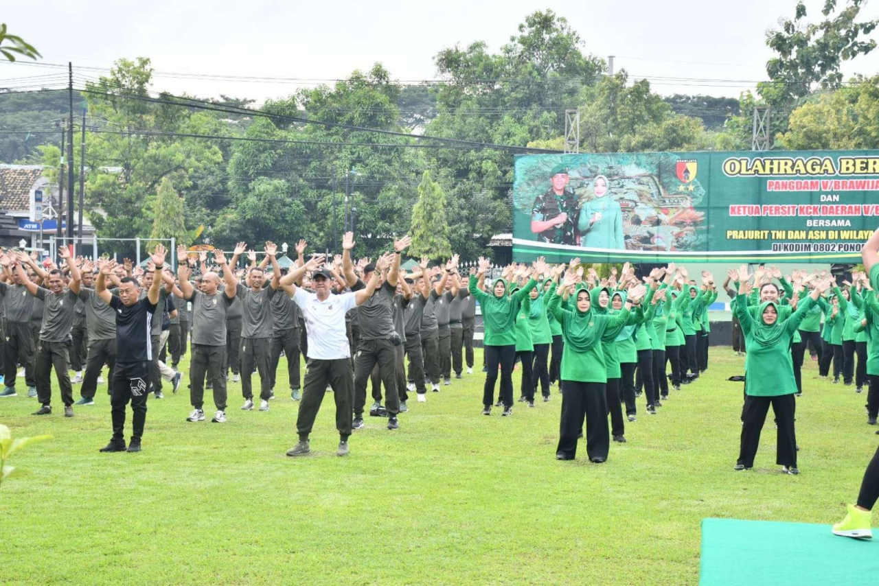 Pangdam V/Brawijaya, Mayjen TNI Rudy Saladin melakukan olahraga bersama di Makodim 0802/Ponorogo, Rabu (28/5/2025). (Foto: TNI)