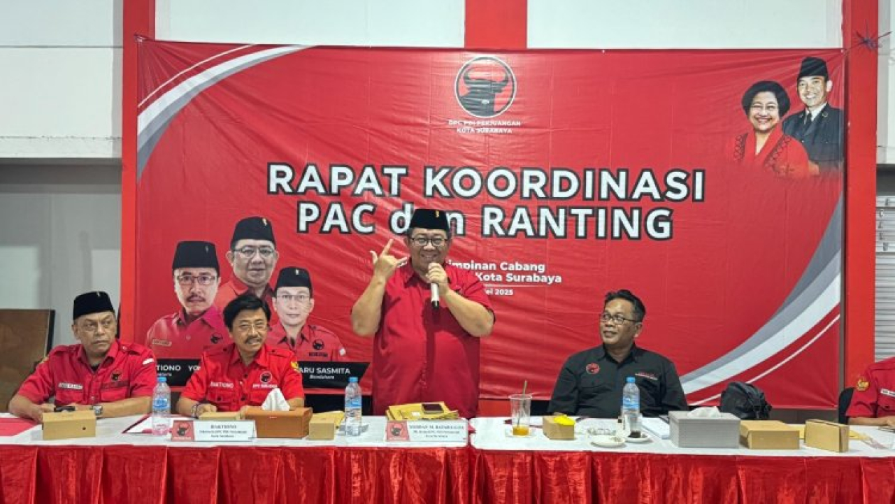 Plt Ketua DPC PDI Perjuangan Kota Surabaya Yordan M Batara Goa, memimpin langsung rapat konsolidasi