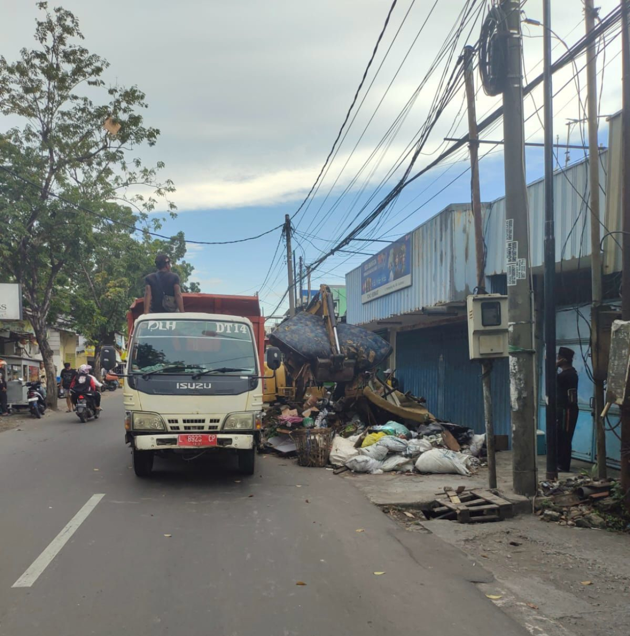 Dinas Lingkungan Hidup (DLH) Kota Surabaya lakukan pembersihan sampah