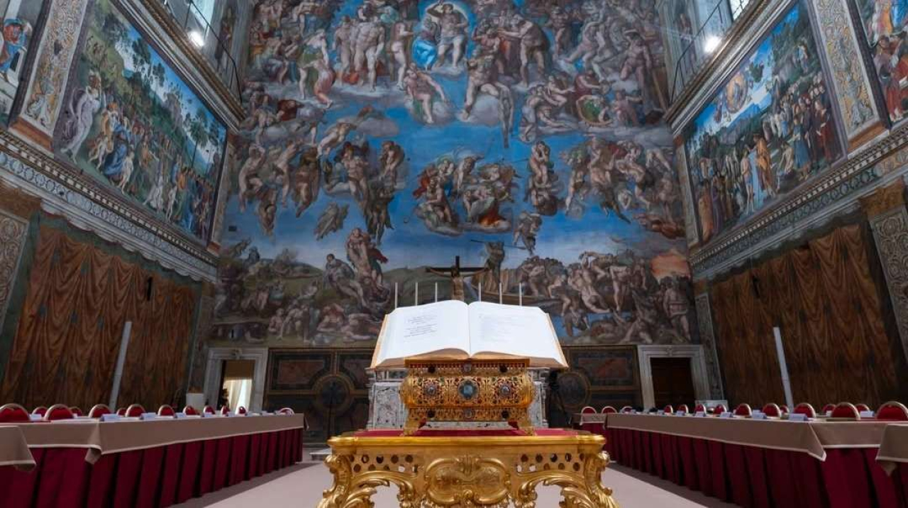 Potret ruangan Kapel Sistina yang digunakan untuk pemilihan paus baru (Foto: Instagram/@vaticannews)