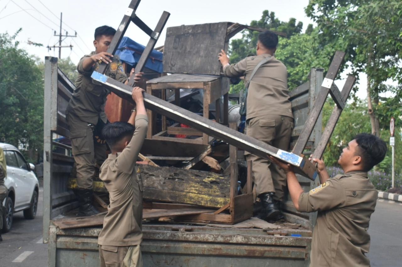 Satpol PP lakukan peneritiban PKL di Surabaya