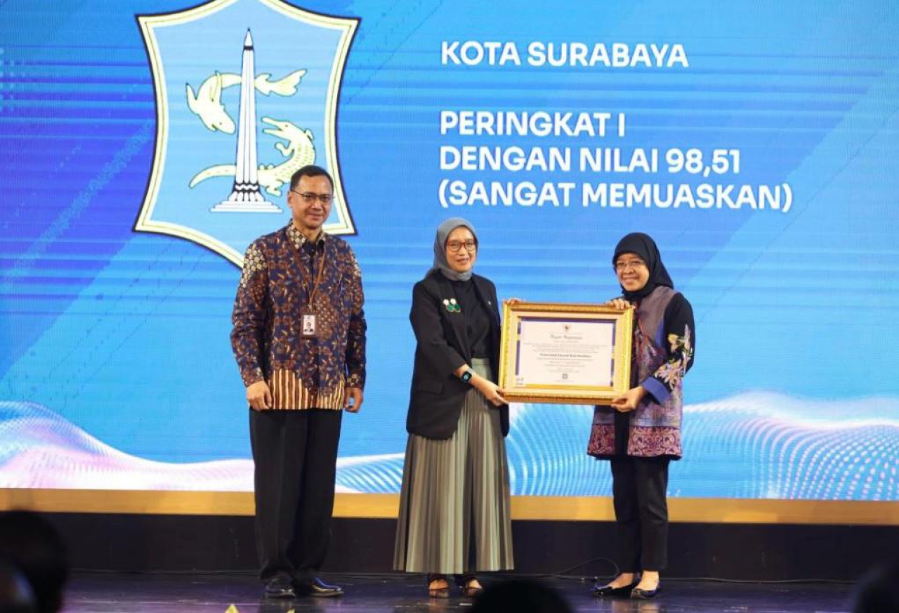 Pemkot Surabaya yang berhasil meraih dua penghargaan sekaligus dari Arsip Nasional Republik Indonesia (ANRI)