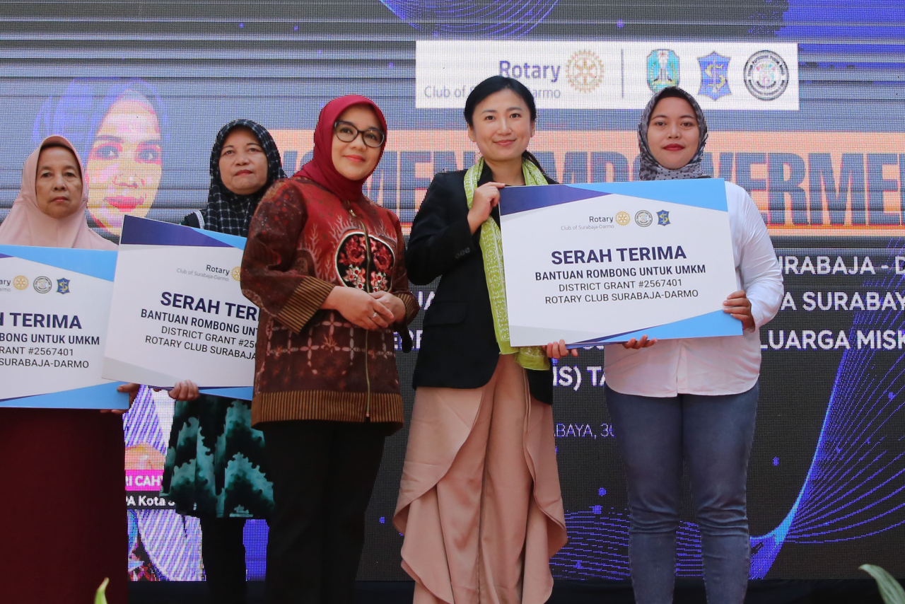 Ketua Forum Puspa Srikandi, Rini Indriyani dan Presiden Rotary Club Surabaya-Darmo, Diana Tryuningrum di Gedung Merah Putih, Balai Pemuda