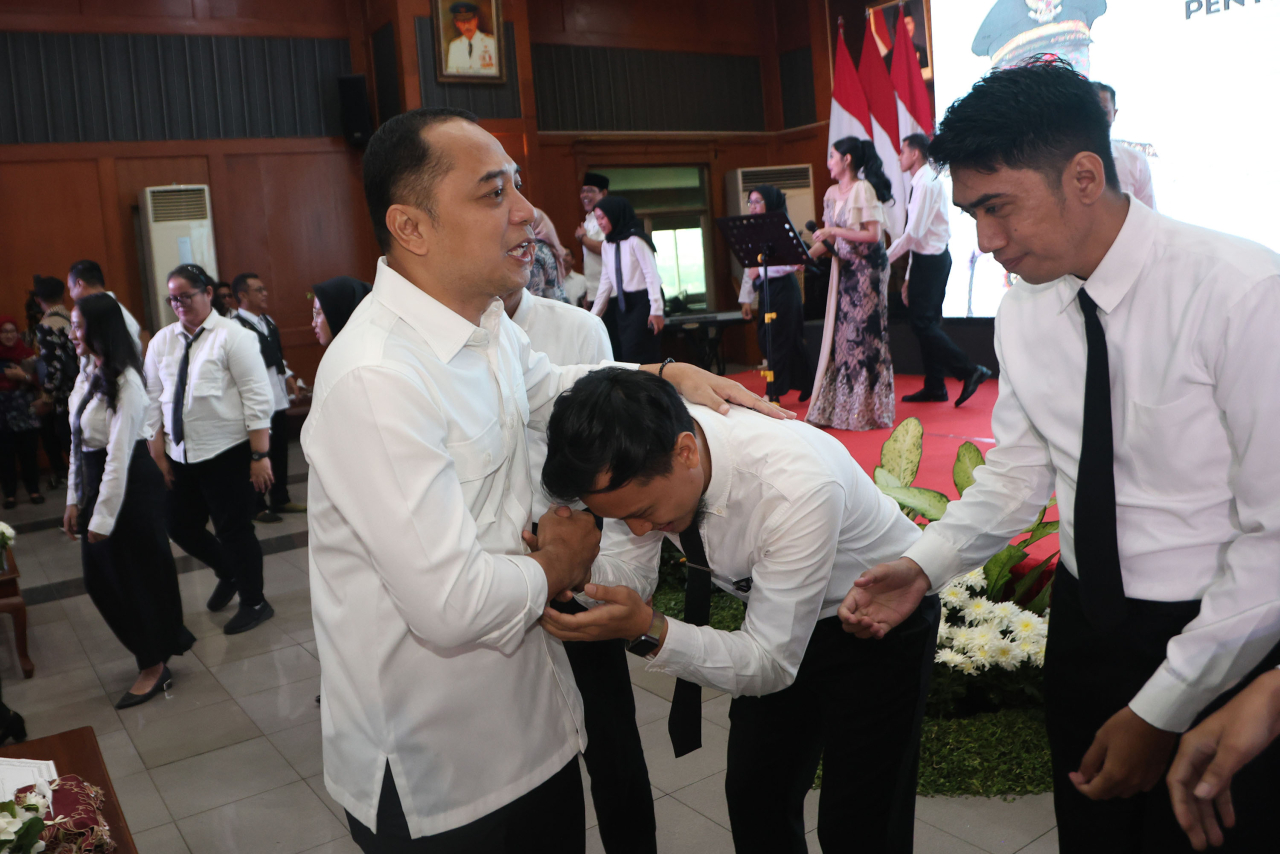 Wali Kota Surabaya Eri Cahyadi menyerahkan SK pengangkatan CPNS Tahun Anggaran (TA) 2024