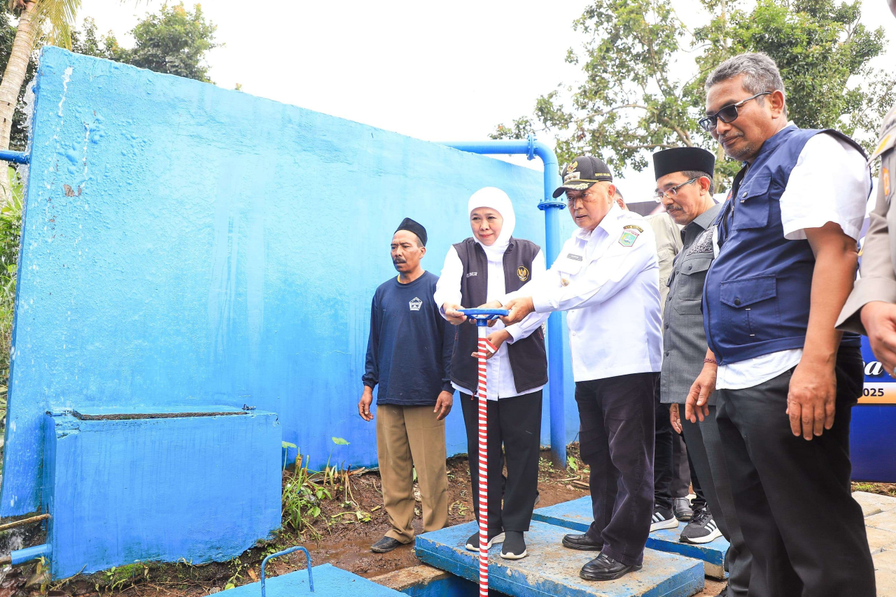 Gubernur Jatim Khofifah Indar Parawansa meresmikan SPAM Singosari (Foto: Humas Jatim)
