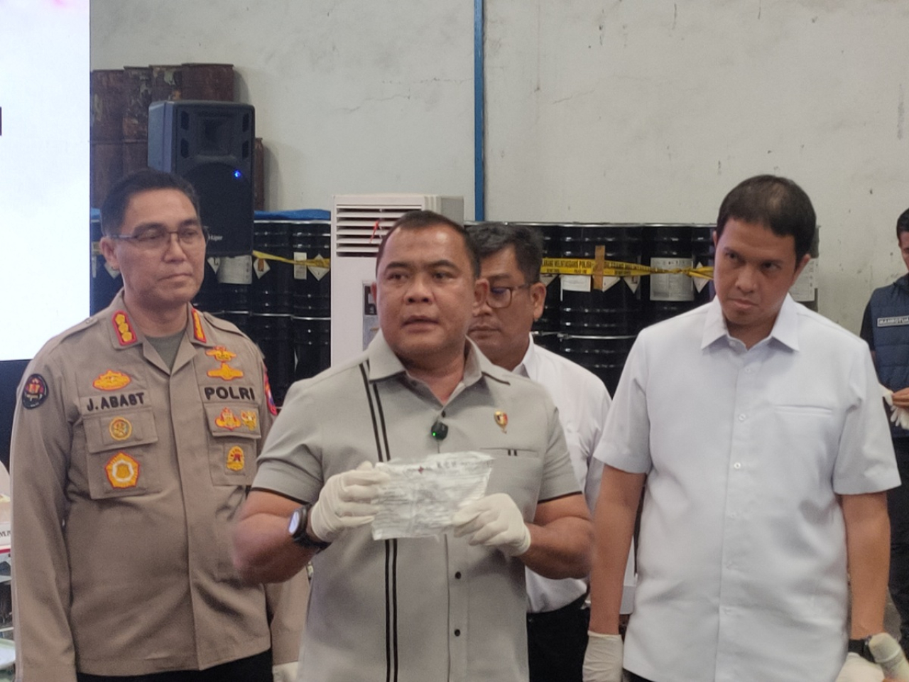 Brigjend Pol Nunung Syaifuddin menjelaskan kasus dugaan perdagangan ilegal sianida di gudang kawasan Margomulyo Surabaya