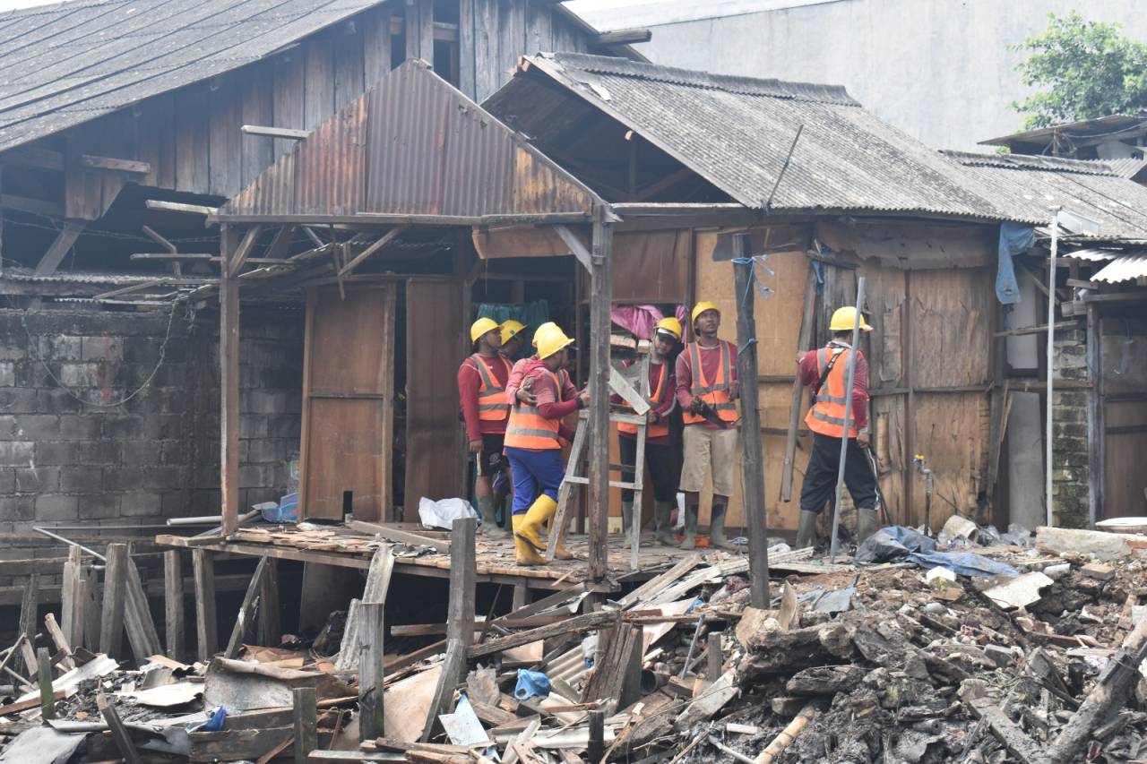 Penertiban bangunan di bantaran Sungai Kalianak Surabaya