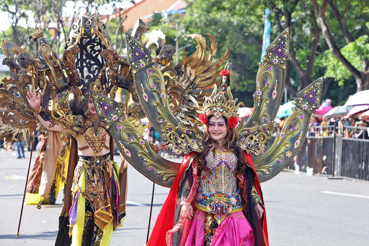 Parade Surabaya Vaganza 2025 dengan Teatrikal Meriah