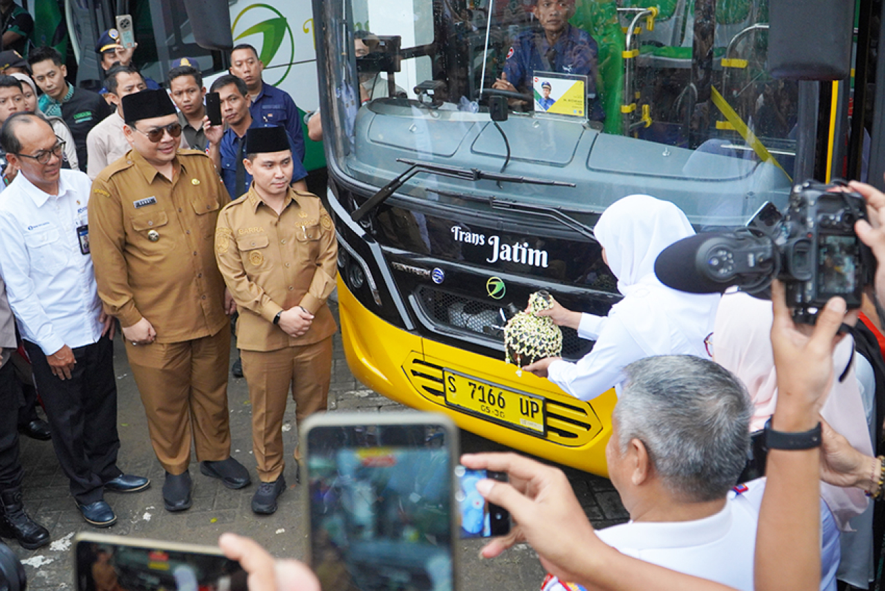 Gubernur Jawa Timur, Khofifah Indar Parawansa, secara resmi meluncurkan operasional layanan Bus Trans Jatim Koridor VI “Patih Gajah Mada” yang menghubungkan Mojokerto dan Sidoarjo melalui Terminal Mojosari, Senin (26/5/2025). (Foto : Kominfo Jatim)