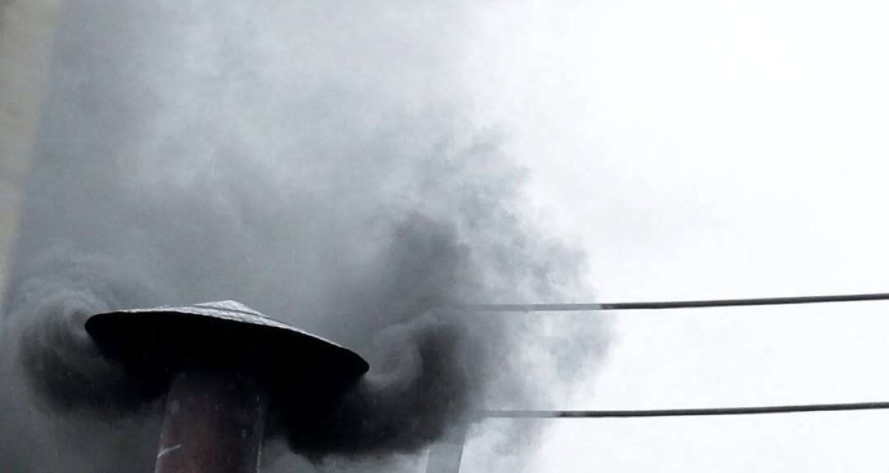 Asap hitam yang muncul dari cerobong Kapel Sistina di Vatikan, Rabu (7/5/2025) (Foto: Instagram - @vaticannews)