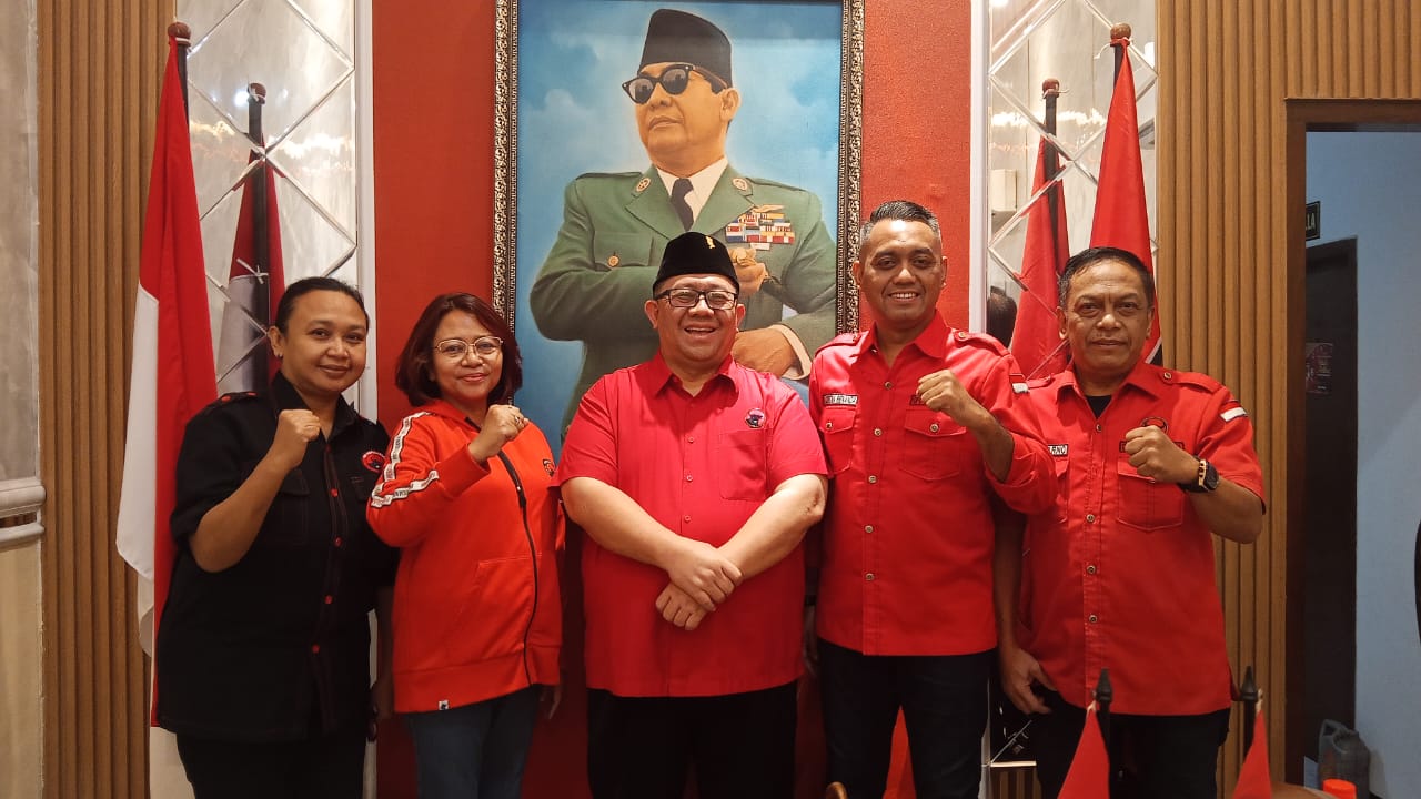 Plt Ketua DPC PDIP Kota Surabaya, Yordan M. Batara Goa (tiga dari kiri) dan Ketua Panitia Bulan Bung Karno 2025, Hadrean Renanda (dua dari kanan)