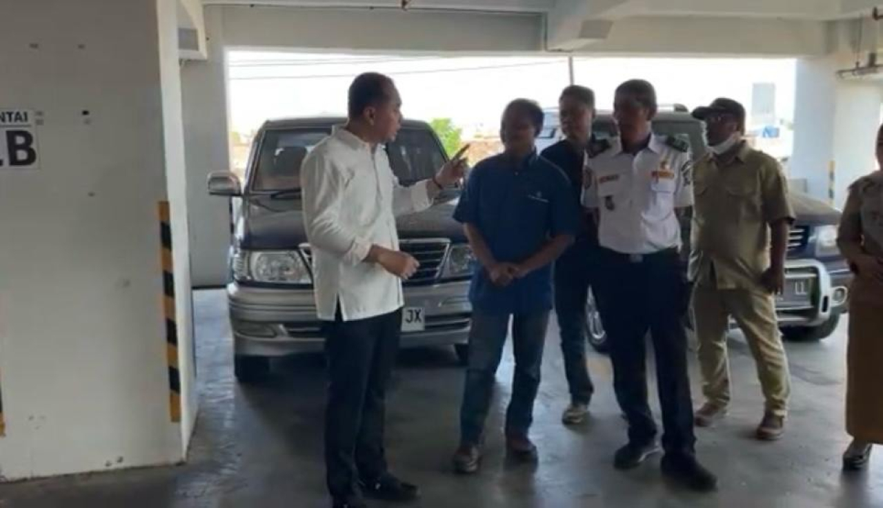 Wali Kota Surabaya Eri Cahyadi melakukan inspeksi mendadak (sidak) lahan parkir di Rumah Sakit Umum Daerah (RSUD) dr. Soewandi