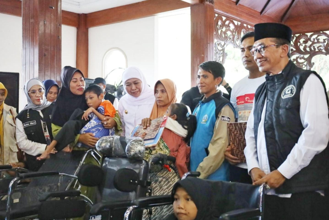 Gubernur Jawa Timur, Khofifah Indar Parawansa, saat menyalurkan ragam bantuan kepada masyarakat Kabupaten Pamekasan di Pendopo Ronggosukowati