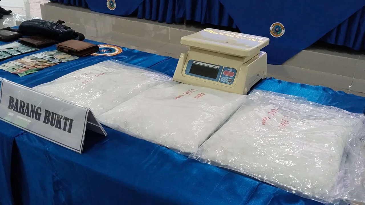Barang bukti narkoba jenis sabu-sabu yang dibawa warga Surabaya (Foto: RRI/Hendra)