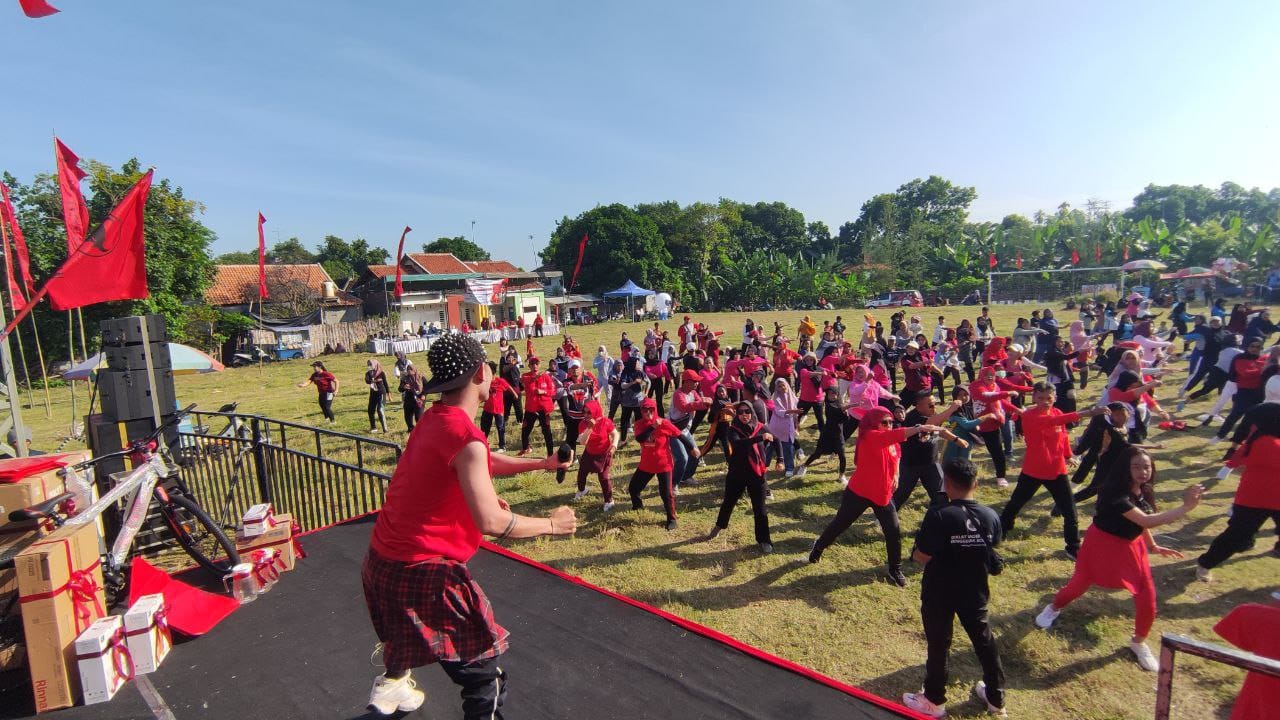 Kegiatan fun walk dan senam oleh DPC PDI Perjuangan Kabupaten Probolinggo dalam rangka Bulan Bung Karno