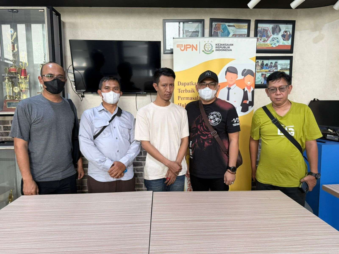 Tim Intelejen Kejagung Amankan Buronan Perkara Cukai bernama Yaqub Bin H. Lutfi di Jakarta Selatan, Kamis (26/6/2025) (Foto: Kejagung)