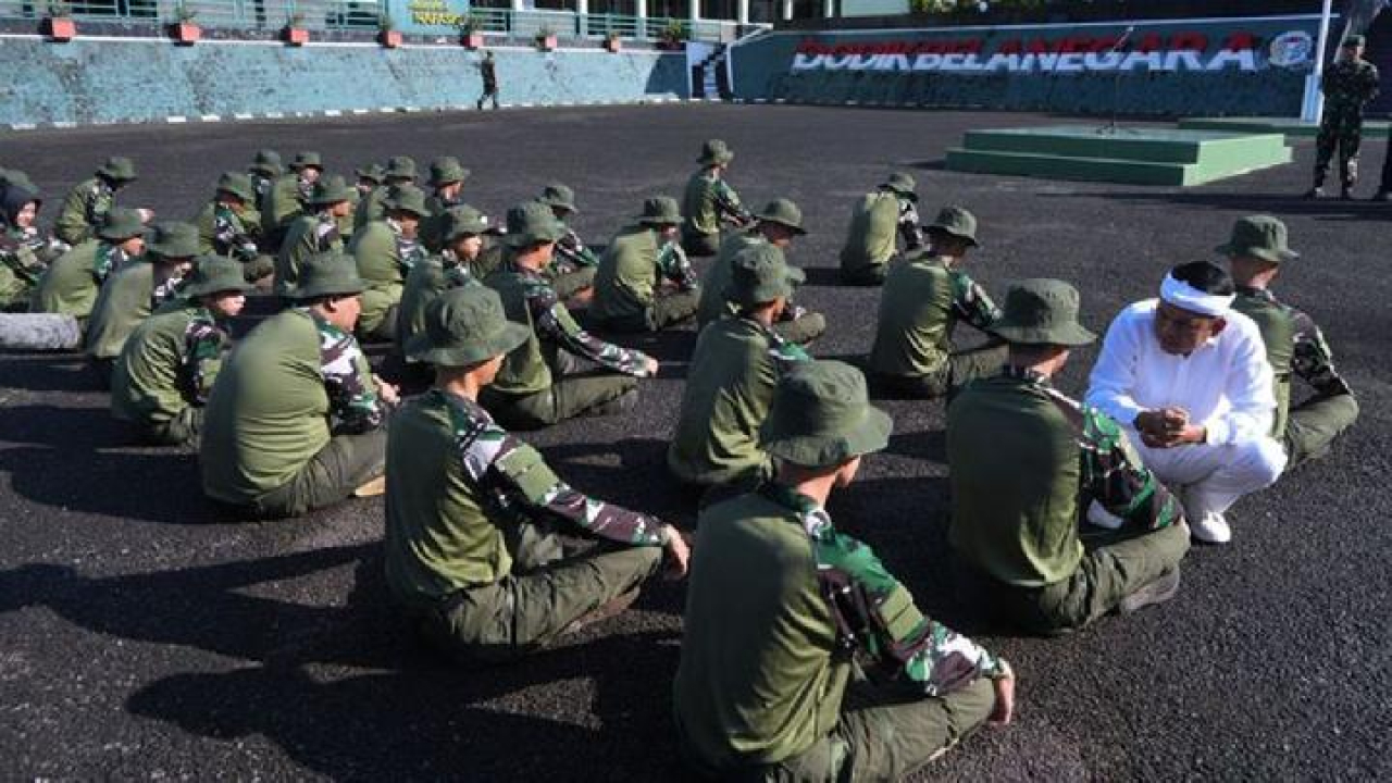 Pendidikan barak militer. (Foto: Instagram @dedimulyadi71)