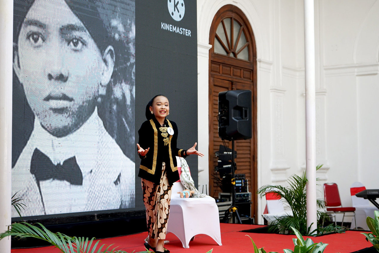 Lomba membaca puisi berjudul ”Aku Melihat Indonesia” karya Presiden pertama Indonesia, Ir Soekarno