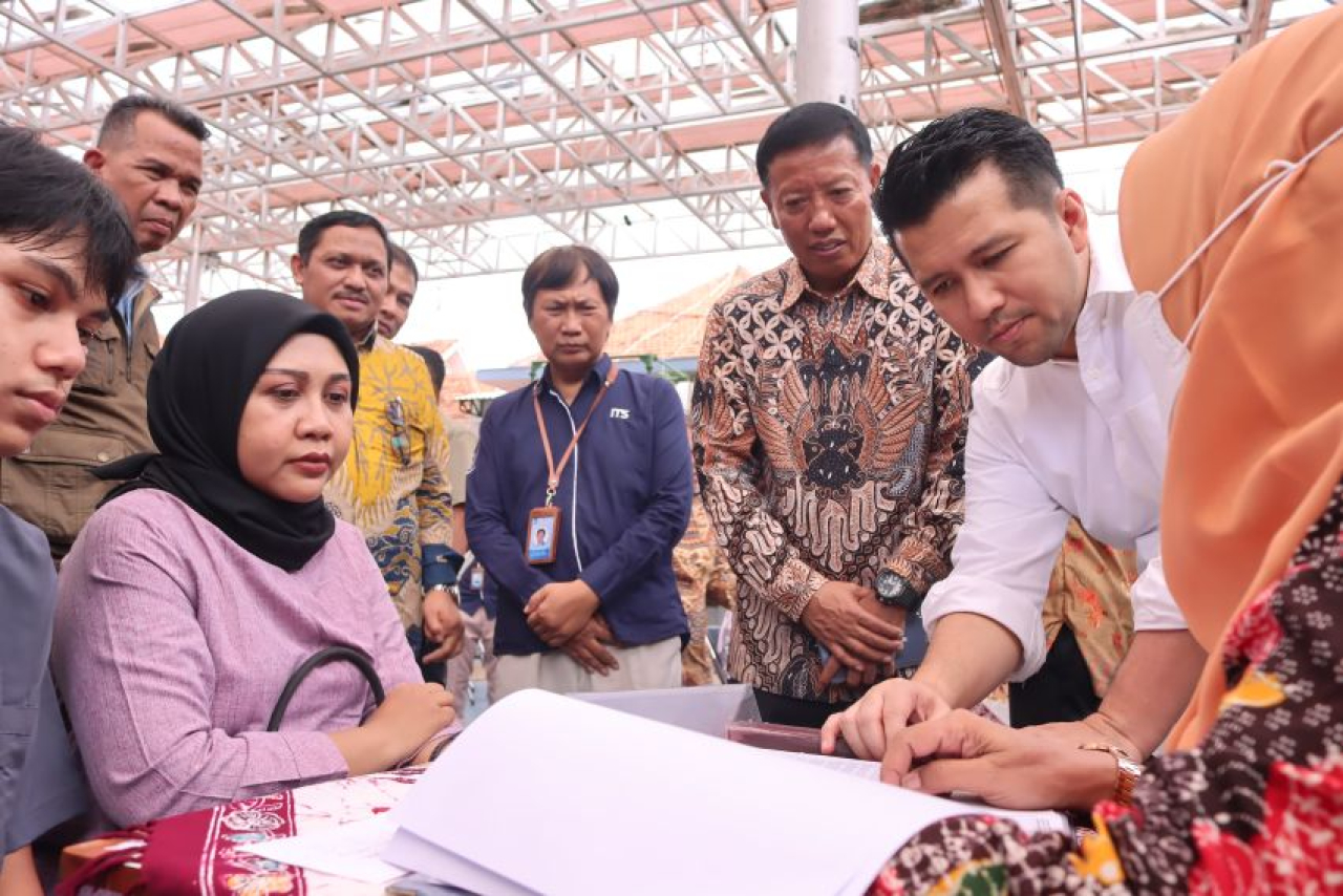 Plt. Gubernur Jatim, Emil Elestianto Dardak, saat Sidak Pelaksanaan SPMB SMAN 5 Surabaya, Senin (9/6/2025).