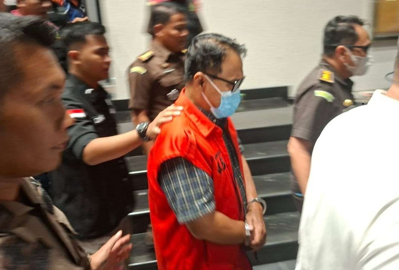 Petugas menggiring tersangka gratifikasi ke tahanan