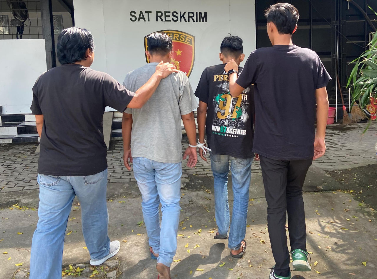Dua terduga admin Grup FB 'Gay Khusus Surabaya' diamankan Satreskrim Polres Pelabuhan Tanjung Perak.