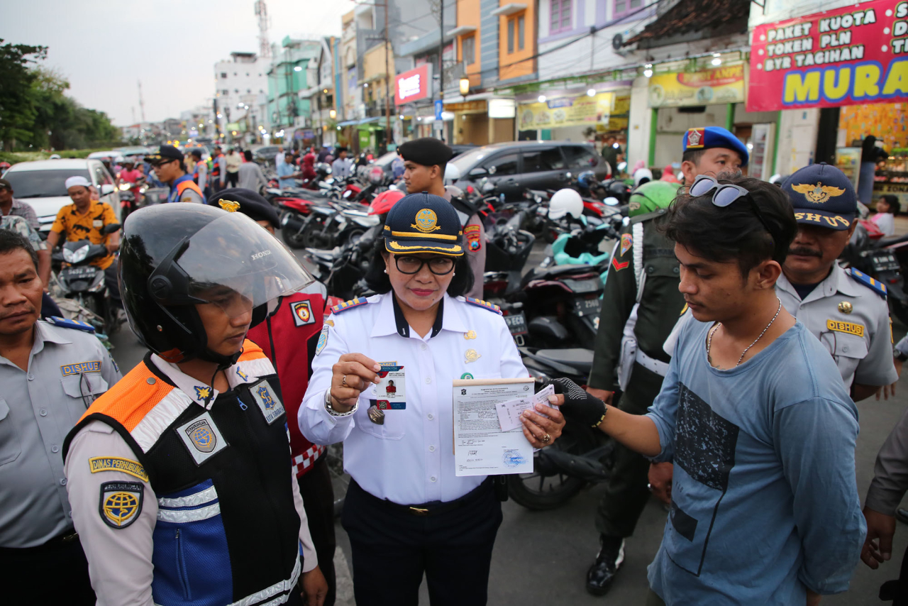 Petugas Dishub menertibkan julir liar di Surabaya