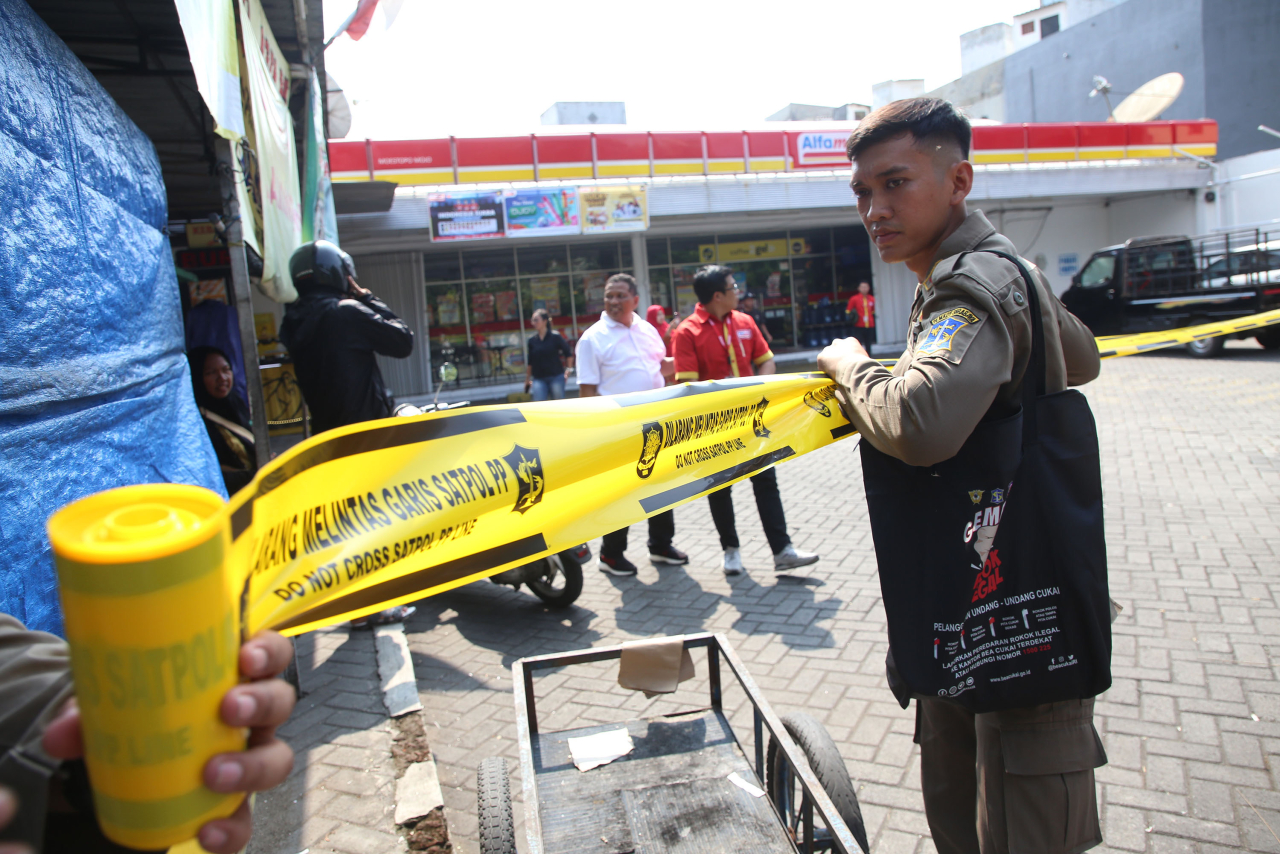penyegelan parkir di minimarket Surabaya