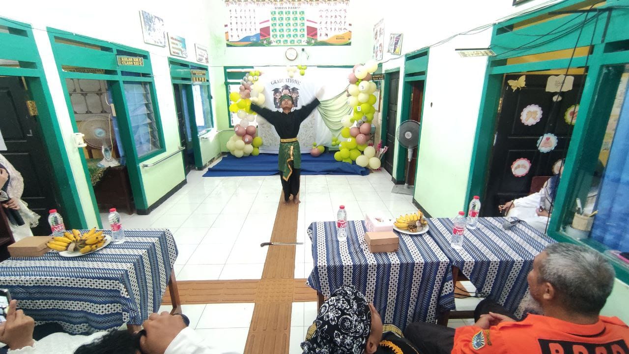 Suasana pelepasan siswa kelas XII SLB Sinar Harapan 3 Kota Probolinggo yang diwarnai penampilan pencak silat oleh siswa